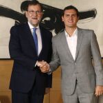 El presidente del Gobierno en funciones, Mariano Rajoy (i), y el líder de Ciudadanos, Albert Rivera, durante la reunión que mantuvieron en el marco de la ronda de reuniones con vistas a intentar la investidura