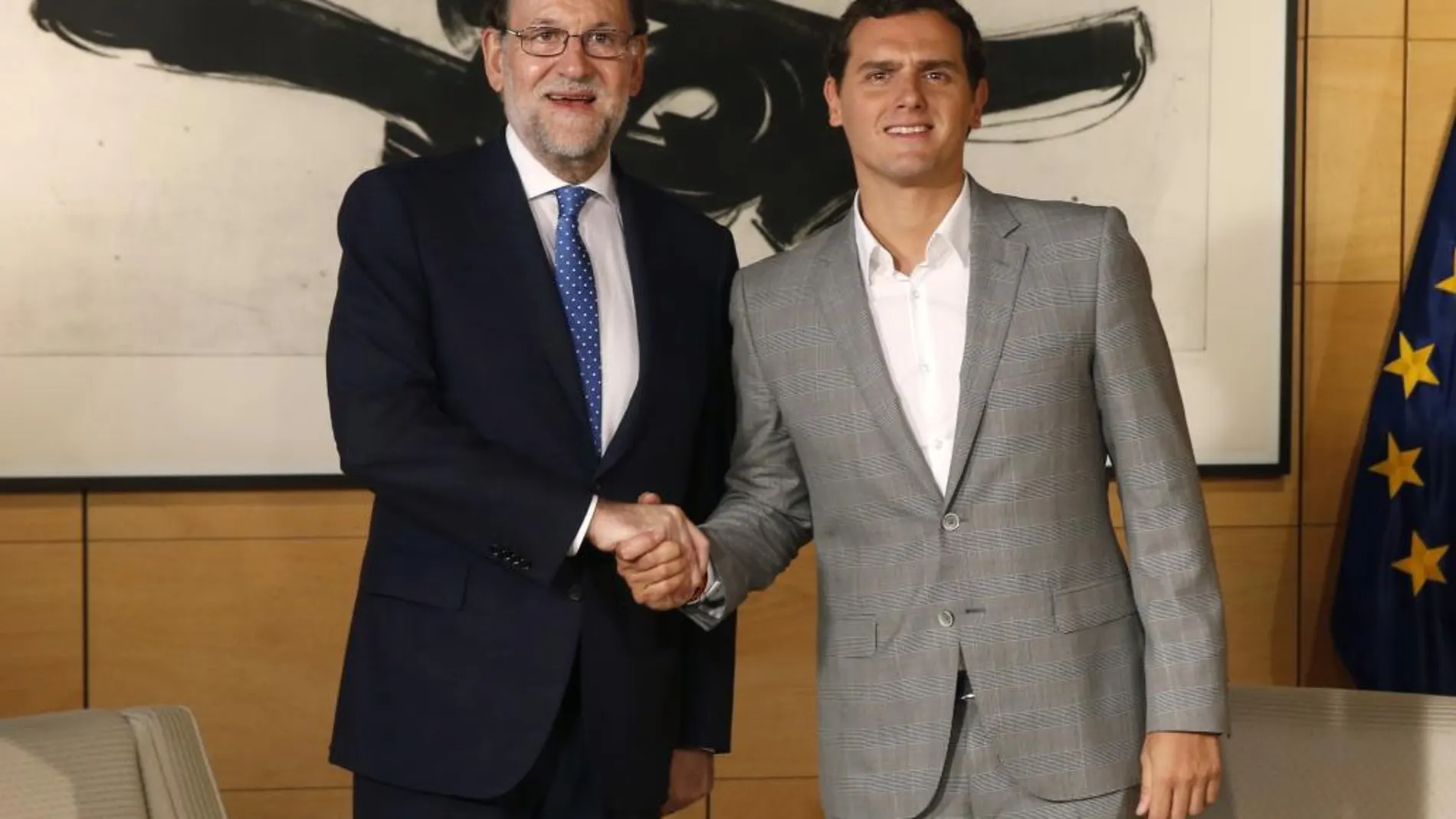 El presidente del Gobierno en funciones, Mariano Rajoy (i), y el líder de Ciudadanos, Albert Rivera, durante la reunión que mantuvieron en el marco de la ronda de reuniones con vistas a intentar la investidura