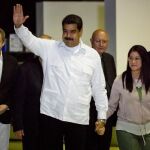 El presidente de Venezuela, Nicolás Maduro, acompañado de la primera dama, Delcy Rodríguez, asisten a la reunión entre Gobierno y oposición en Caracas (Venezuela).