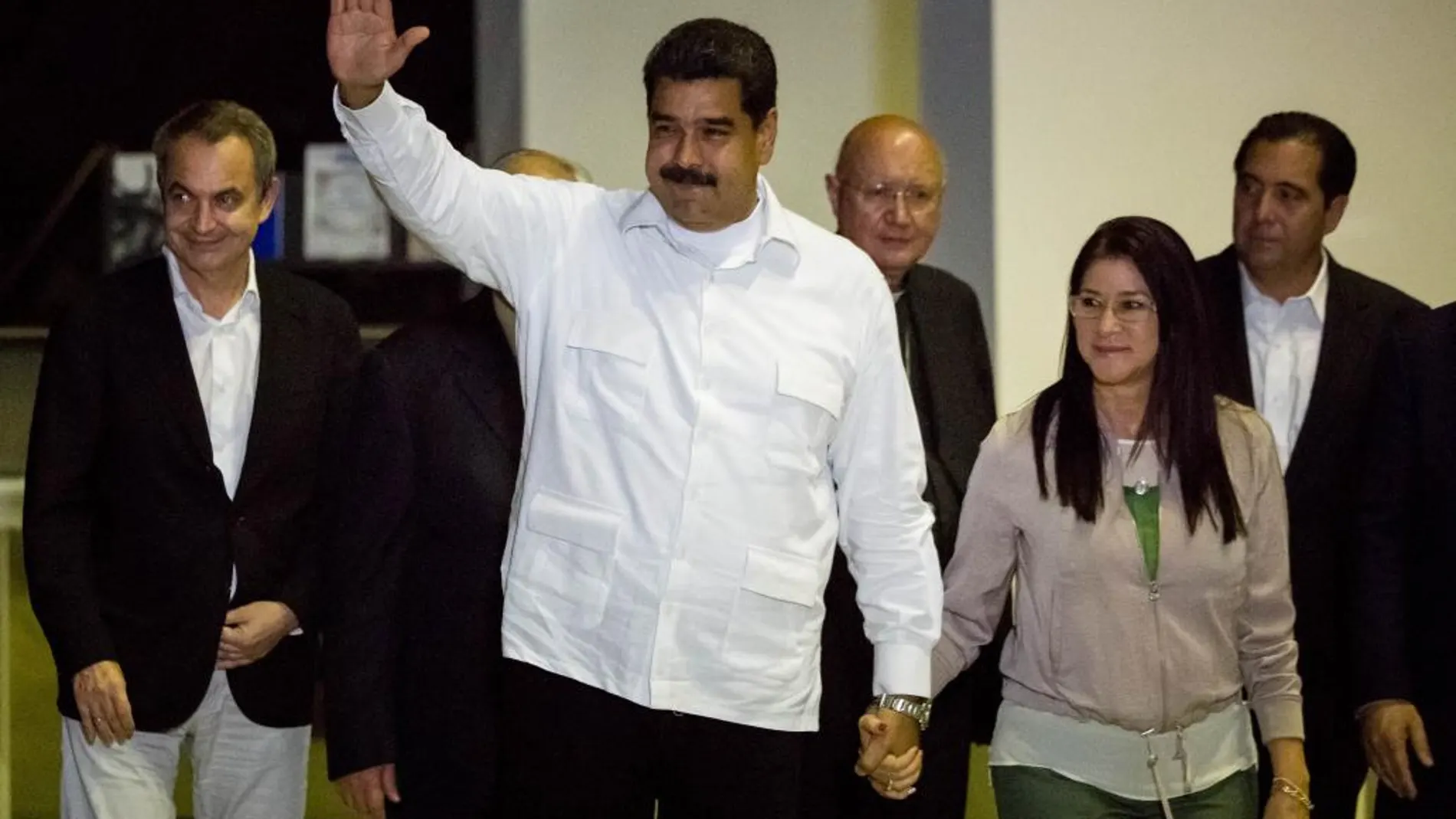 El presidente de Venezuela, Nicolás Maduro, acompañado de la primera dama, Delcy Rodríguez, asisten a la reunión entre Gobierno y oposición en Caracas (Venezuela).