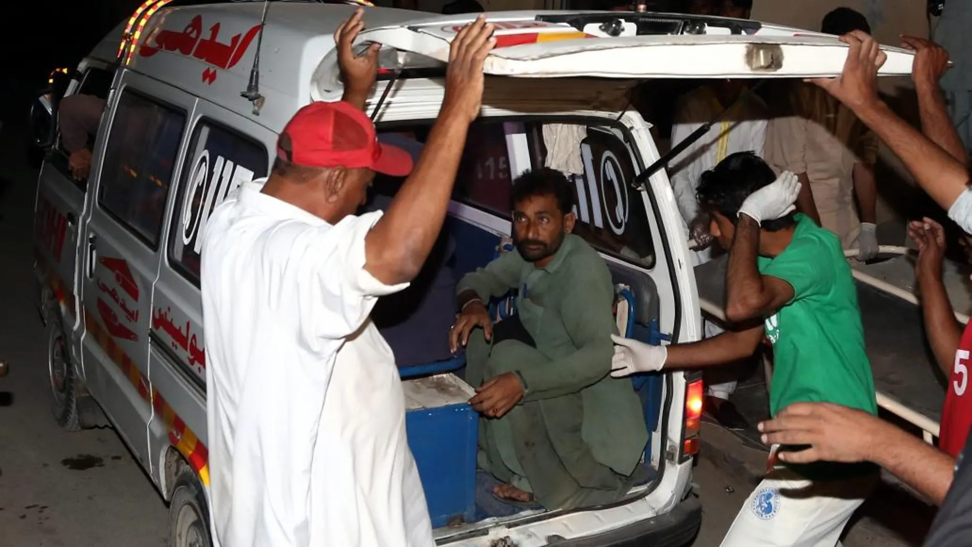 Traslado de heridos tras el atentado en Pakistán.