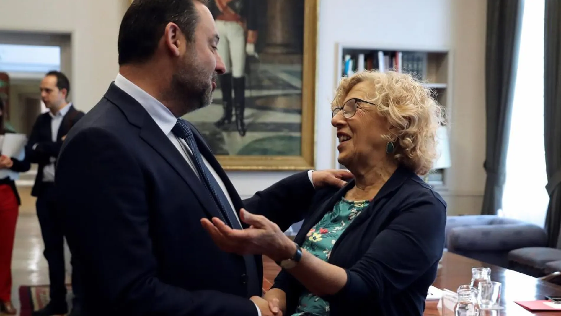 El ministro de Fomento, José Luis Ábalos, y la alcaldesa de Madrid, Manuela Carmena, durante la reunión que han mantenido en el Ministerio de Fomento / Foto: Efe
