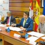 El consejero de Fomento y Medio Ambiente, Juan Carlos Suárez-Quiñones, presenta el III convenio colectivo forestal autonómico firmado por los sindicatos y la patronal, para los próximos cuatro años, ayer en Valladolid