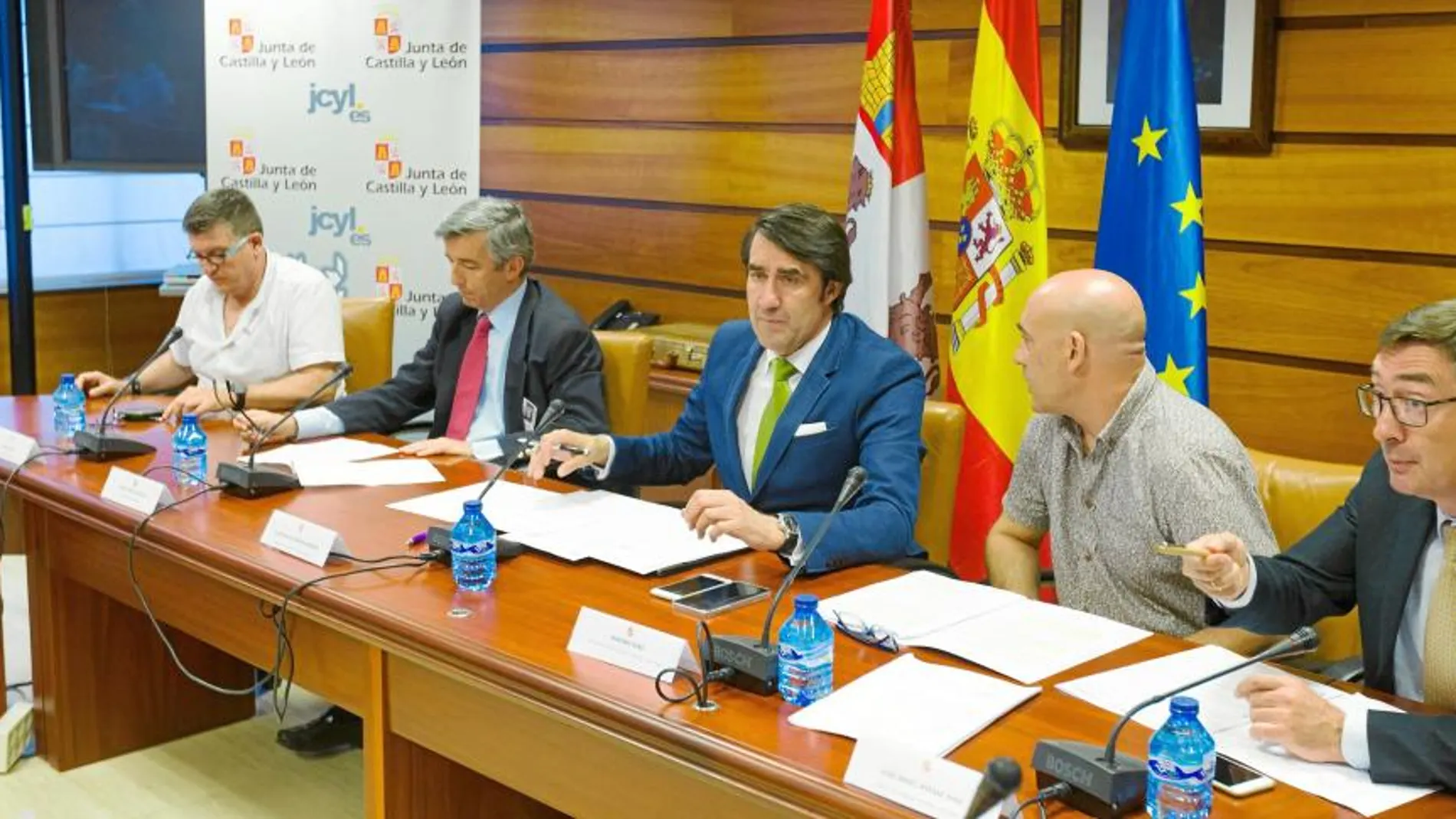 El consejero de Fomento y Medio Ambiente, Juan Carlos Suárez-Quiñones, presenta el III convenio colectivo forestal autonómico firmado por los sindicatos y la patronal, para los próximos cuatro años, ayer en Valladolid
