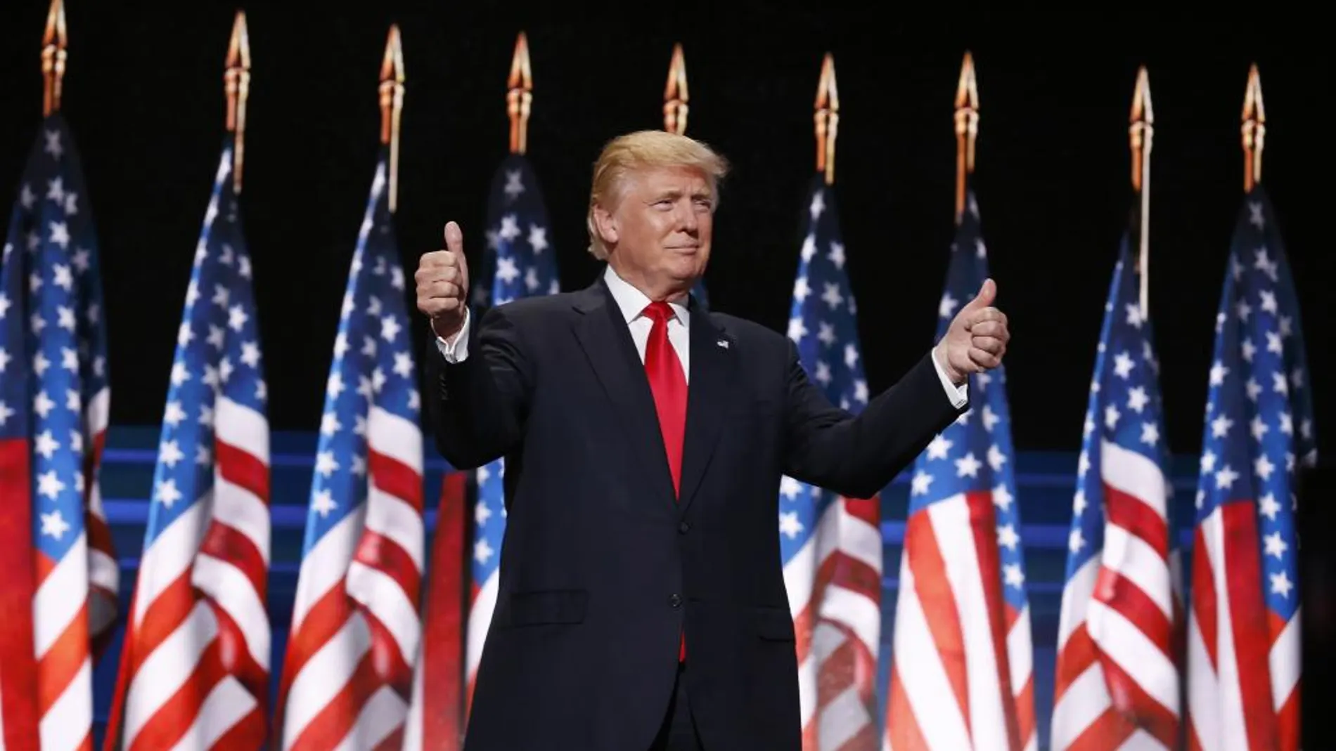Trump ofrece un discurso durante el día de cierre de la Convención Nacional Republicana en el Quicken Loans Arena de Cleveland, Ohio (EE. UU.)