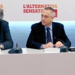 El líder del PSC, Pere Navarro (c), junto a los diputados Antoni Ballmón (i) y Angel Ros (d), durante la reunión que ha mantenido hoy en la sede del partido en Barcelona.