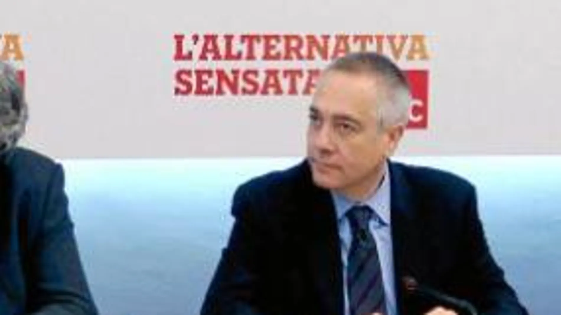 El líder del PSC, Pere Navarro (c), junto a los diputados Antoni Ballmón (i) y Angel Ros (d), durante la reunión que ha mantenido hoy en la sede del partido en Barcelona.
