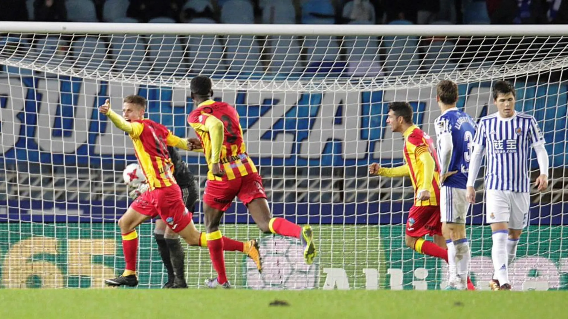 El delantero serbio del Lleida Bojan Radulovic (i) celebra su gol, el tercero de su equipo ante la Real Sociedad