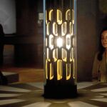 Este curioso aparato se titula «Dreammachine» o la máquina del sueño. Ideada por Brion Gysin, si te sientas delante del aparato y cierras los ojos, al abrirlos tendrás alucinaciones. / Efe