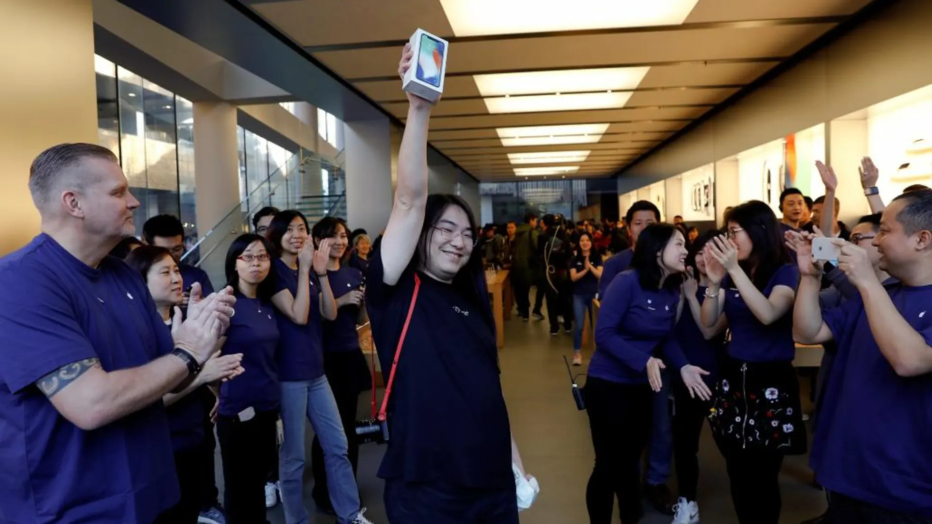 Ovación para uno de los primeros compradores del iPhone X en China