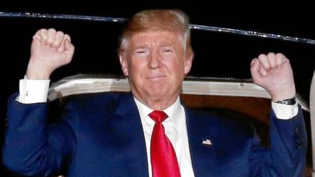 Donald Trump, a su llegada a uno de los tantos estados donde ha hecho campaña