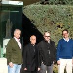 El cardenal arzobispo de Valladolid, Ricardo Blázquez, y los arquitectos de VZ con Enrique Villar al frente, junto a la nueva ermita