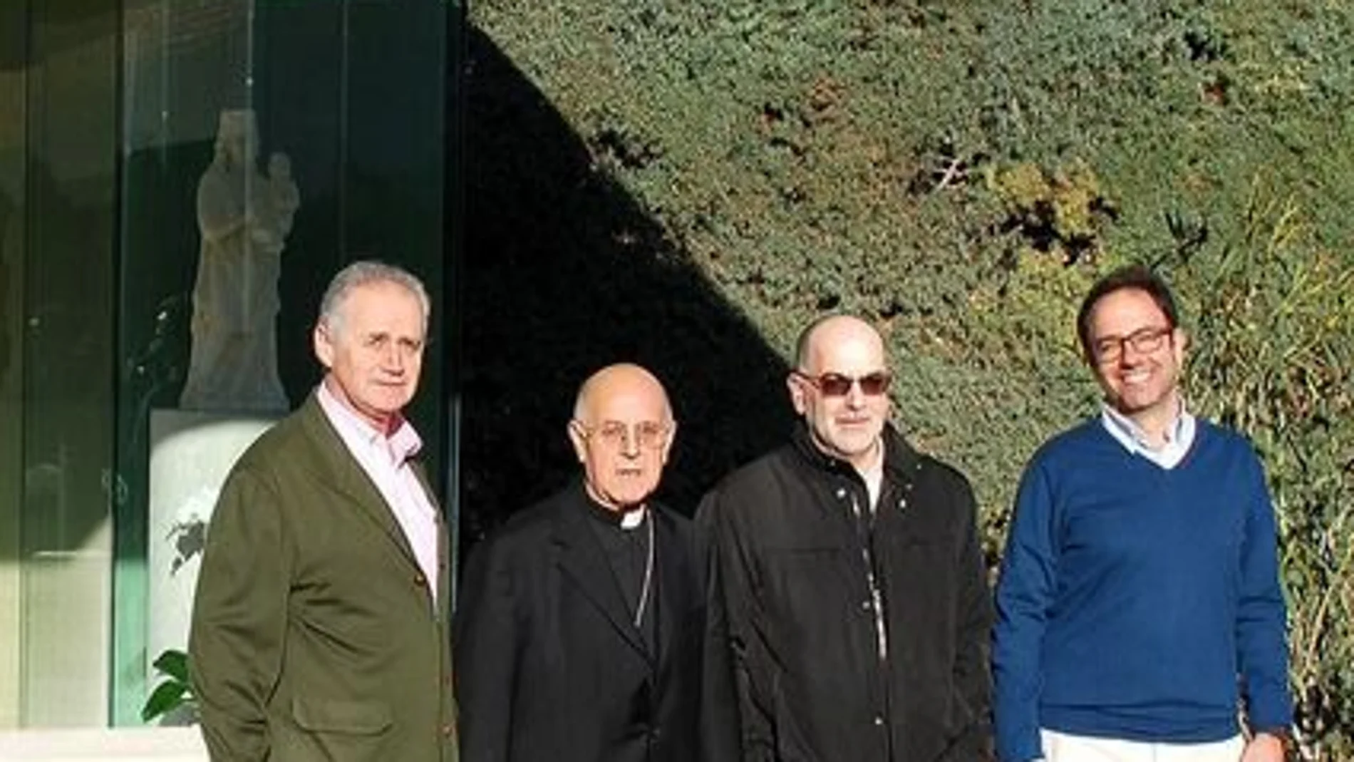 El cardenal arzobispo de Valladolid, Ricardo Blázquez, y los arquitectos de VZ con Enrique Villar al frente, junto a la nueva ermita