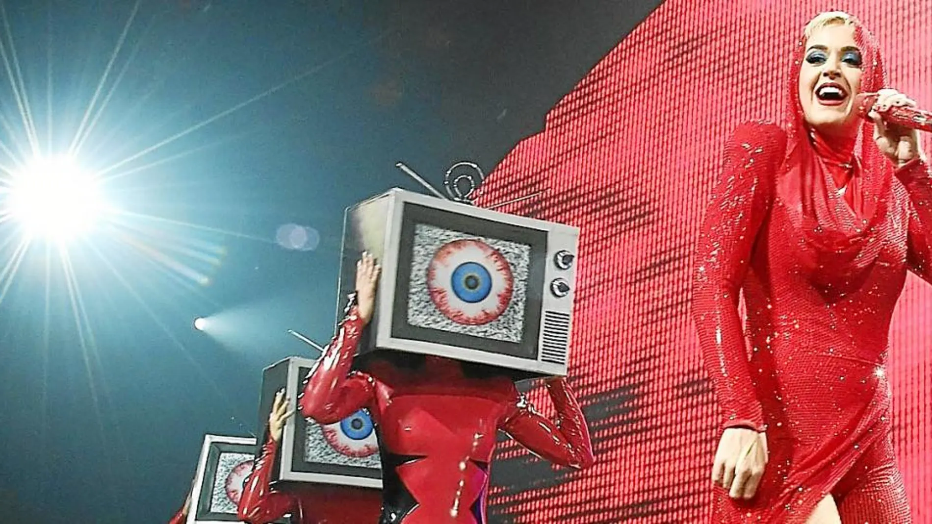 Katy Perry convirtió el escenario en un auténtico cuadro de barroquismo kitch con tantos estímulos visuales que a veces incluso te olvidabas que estaba por ahí y te limitabas de disfrutar del espectáculo/La Razón