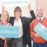 La actriz Marina San José posa junto a los pacientes Natividad Leal y Josep Porriach para la campaña #laostomíatedalavida