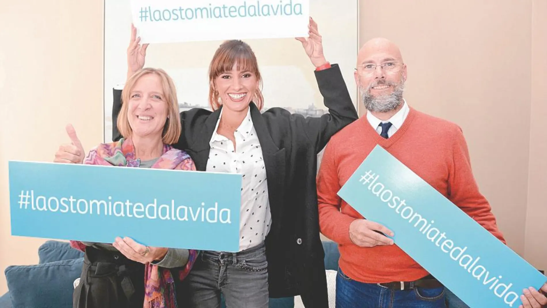 La actriz Marina San José posa junto a los pacientes Natividad Leal y Josep Porriach para la campaña #laostomíatedalavida