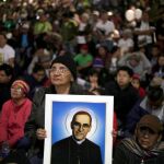 Una feligresa salvadoreña muestra un póster del arzobispo Óscar Romero durante una audiencia especial del papa Francisco celebrada en el Aula Pablo VI del Vaticano / Efe