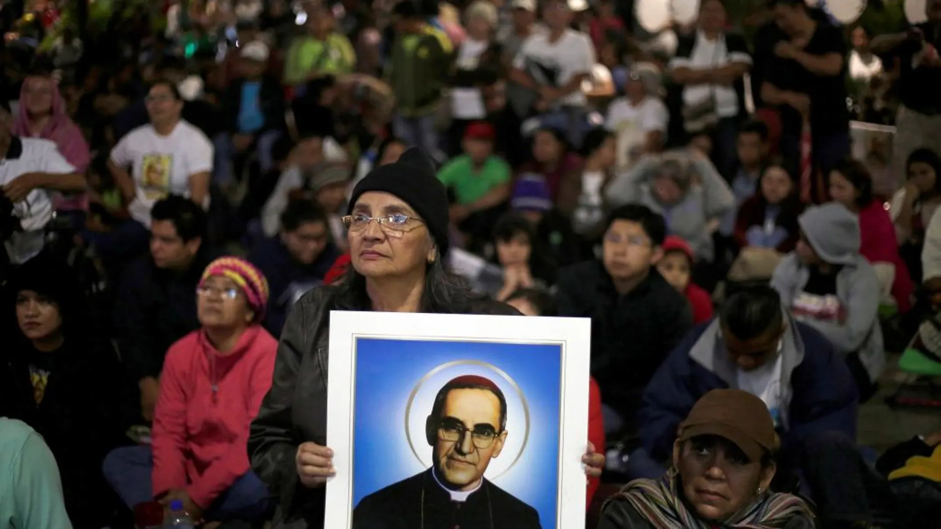 Una feligresa salvadoreña muestra un póster del arzobispo Óscar Romero durante una audiencia especial del papa Francisco celebrada en el Aula Pablo VI del Vaticano / Efe