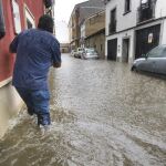 Un vecino trata de andar por las calles inundadas de agua de Ciudad Rodrigo / José Vicente/Ical