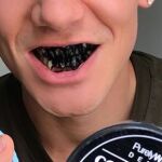 Lavarse los dientes con carbón: Una estúpida y peligrosa moda