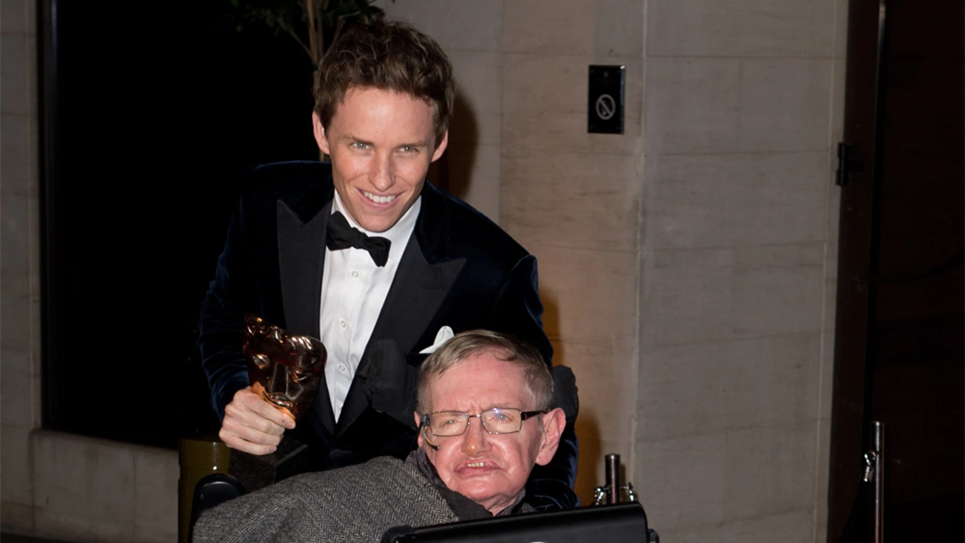 Eddie Redmayne y Stephen Hawking, en la ceremonia de los Bafta de 2014
