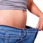 Además de los ejercicios, hay que seguir una dieta equilibrada tomando productos naturales y evitando el alcohol, los alimentos procesados y las bebidas gaseosas