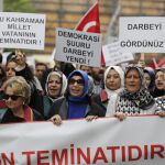 Varias personas se manifiestan contra el golpe de Estado fallido del pasado 15 de julio, en Estambu