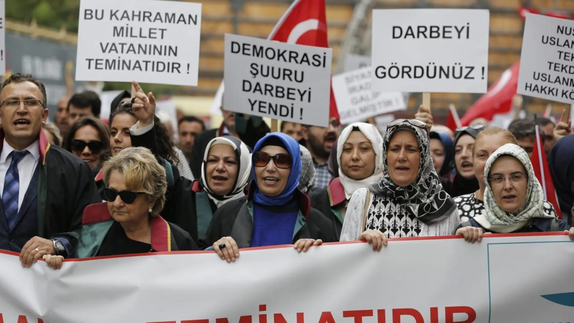 Varias personas se manifiestan contra el golpe de Estado fallido del pasado 15 de julio, en Estambu