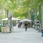 Arriba, el paseo 11 de setiembre; a la derecha la parróquia de Sant Andreu, ambas localizaciones se encuentran en la nueva aplicación para móviles estrenada por el Ayuntamiento