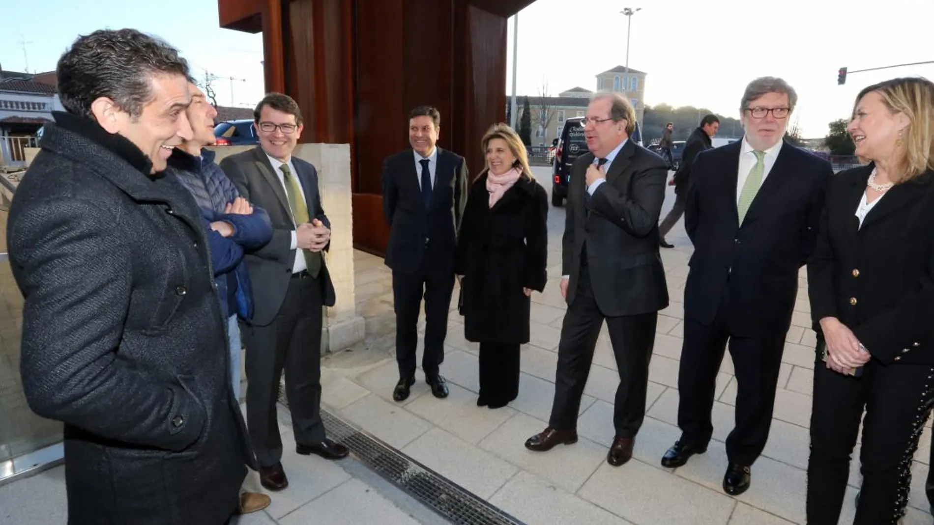 Santiago Aparicio, momentos antes de ser reelegido como presidente de Cecale, acompañado por Herrera, Pilar del Olmo, María José Salgueiro, Fernández Carriedo, Alfonso Fernández Mañueco, Ángel Hernández y Vicente Andrés