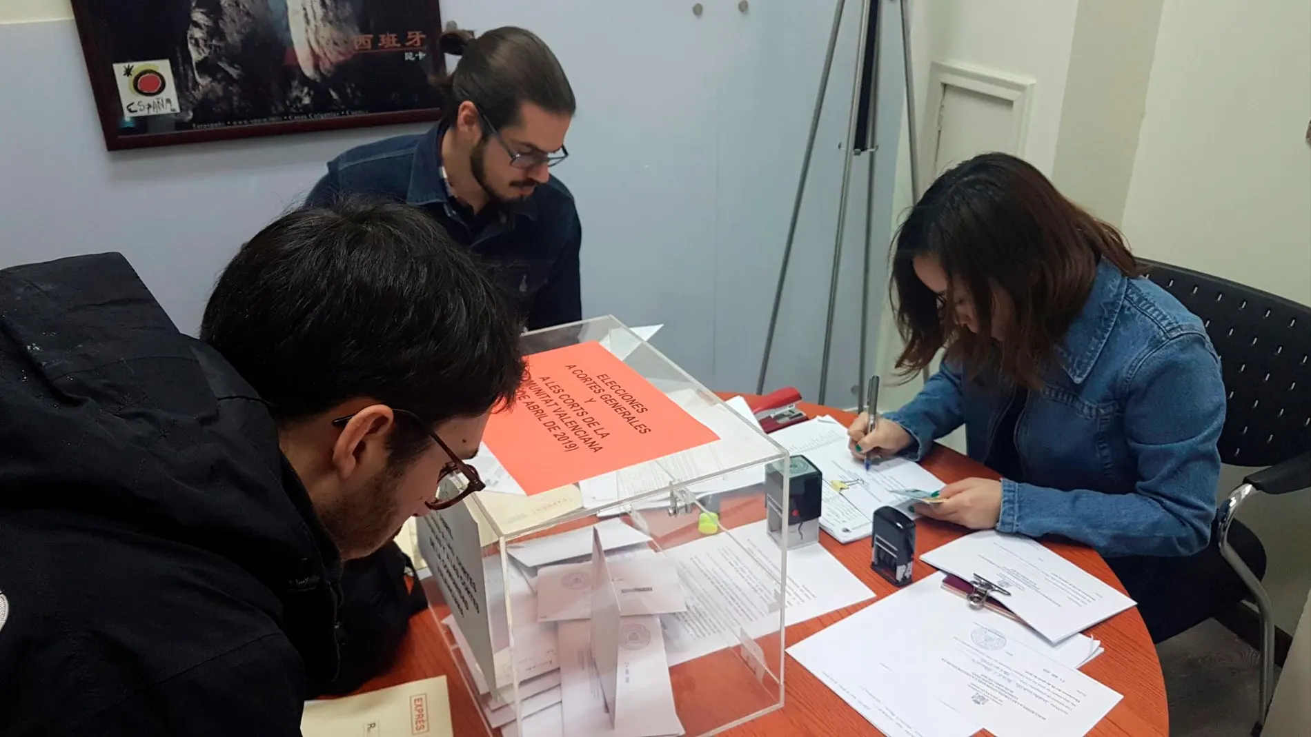 El número de españoles que tiene derecho a ejercer el voto y que viven fuera de España supera los dos millones de personas