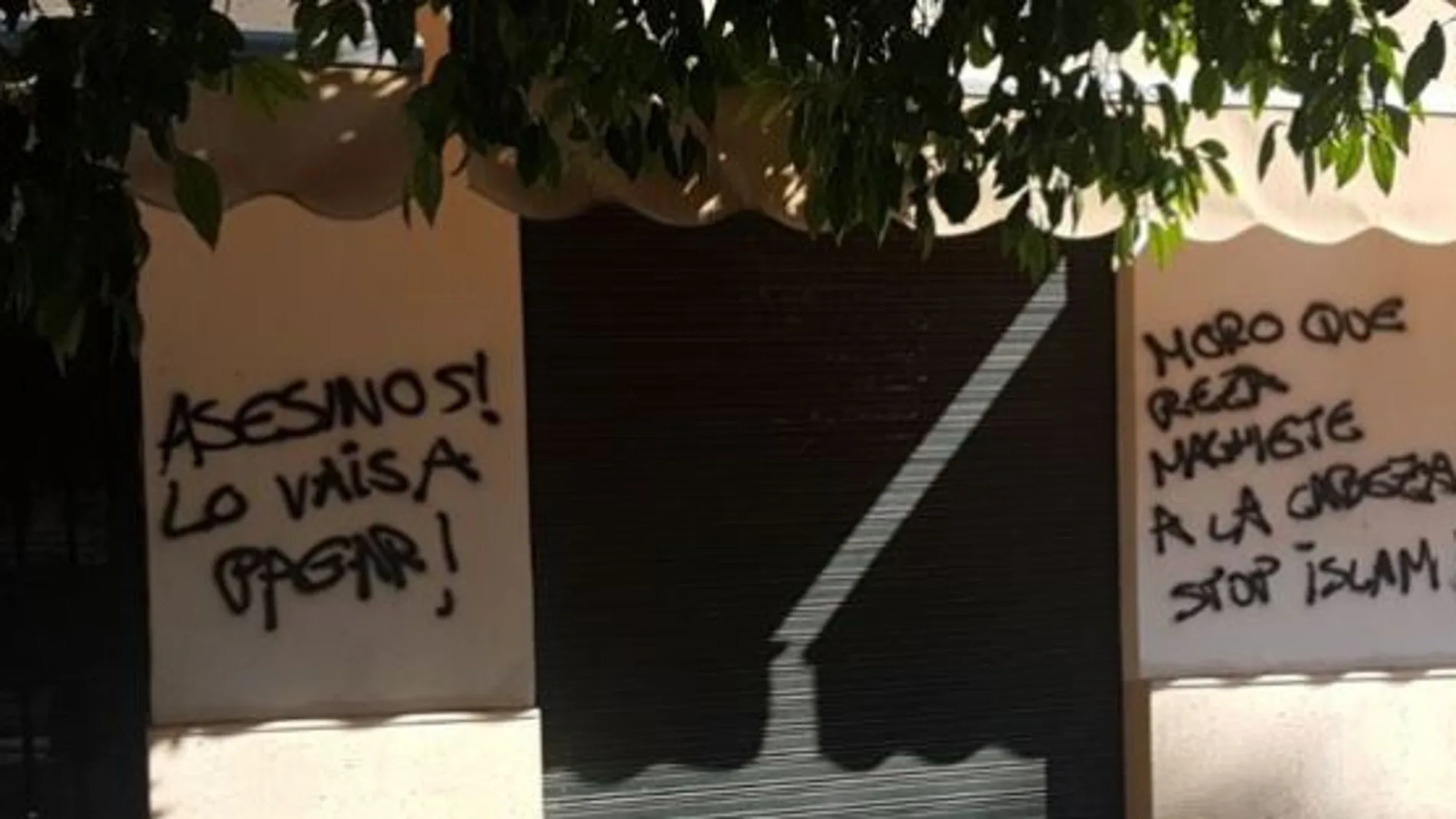 Pintadas xenófobas en la Mezquita de Sevilla