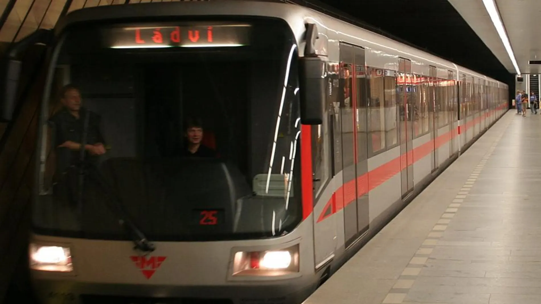 Praga planea vagones de metro sólo para solteros para ligar