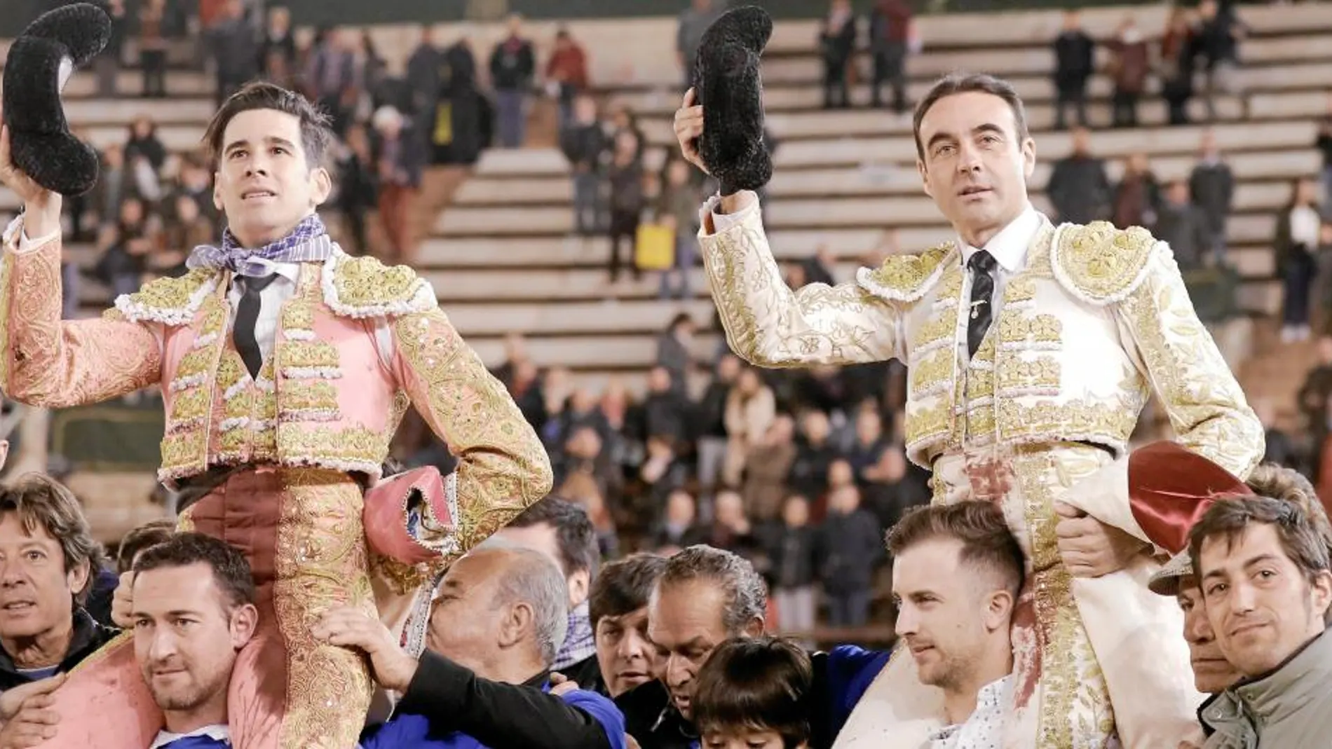 Enrique Ponce y López Simón salen por la Puerta Grande de la Plaza de Toros de Valencia