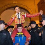 Sedano Vázquez saliendo a hombros en la primera de Castellón