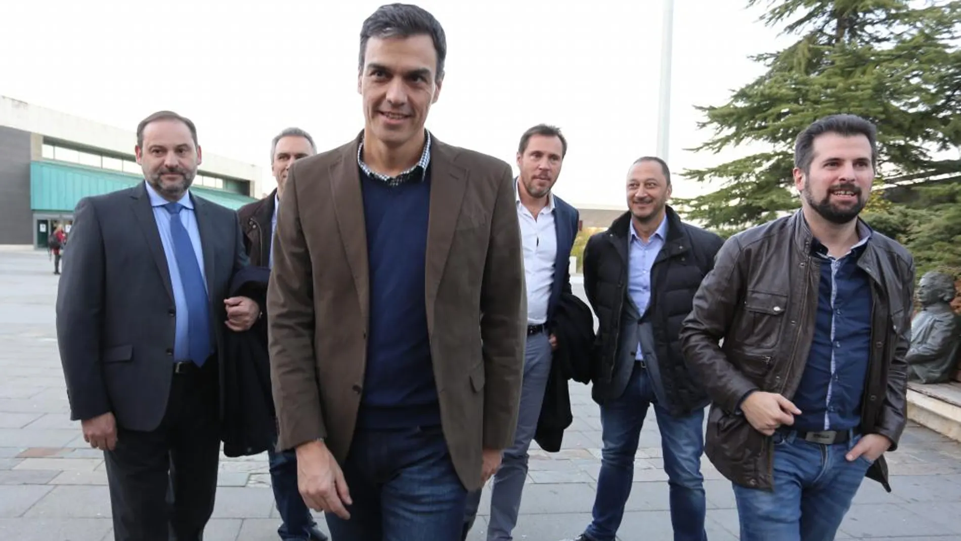 Pedro Sánchez acompañado por Luis Tudanca y Óscar Puente, entre otros, ayer en Valladolid