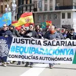  Cientos de policías y guardias civiles toman la calle exigiendo una subida en sus sueldos