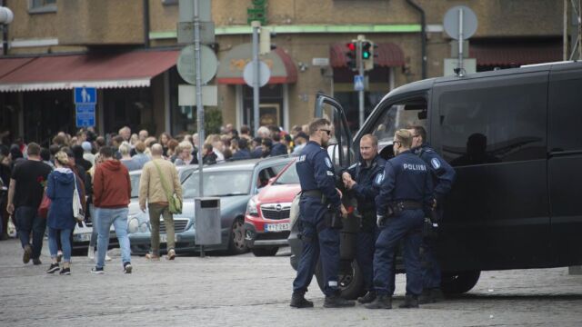 Los agentes junto al mercado de Turku