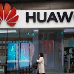 Una tienda de móviles Huawei en Shangai, en una imagen tomada el pasado mes de diciembre / Reuters