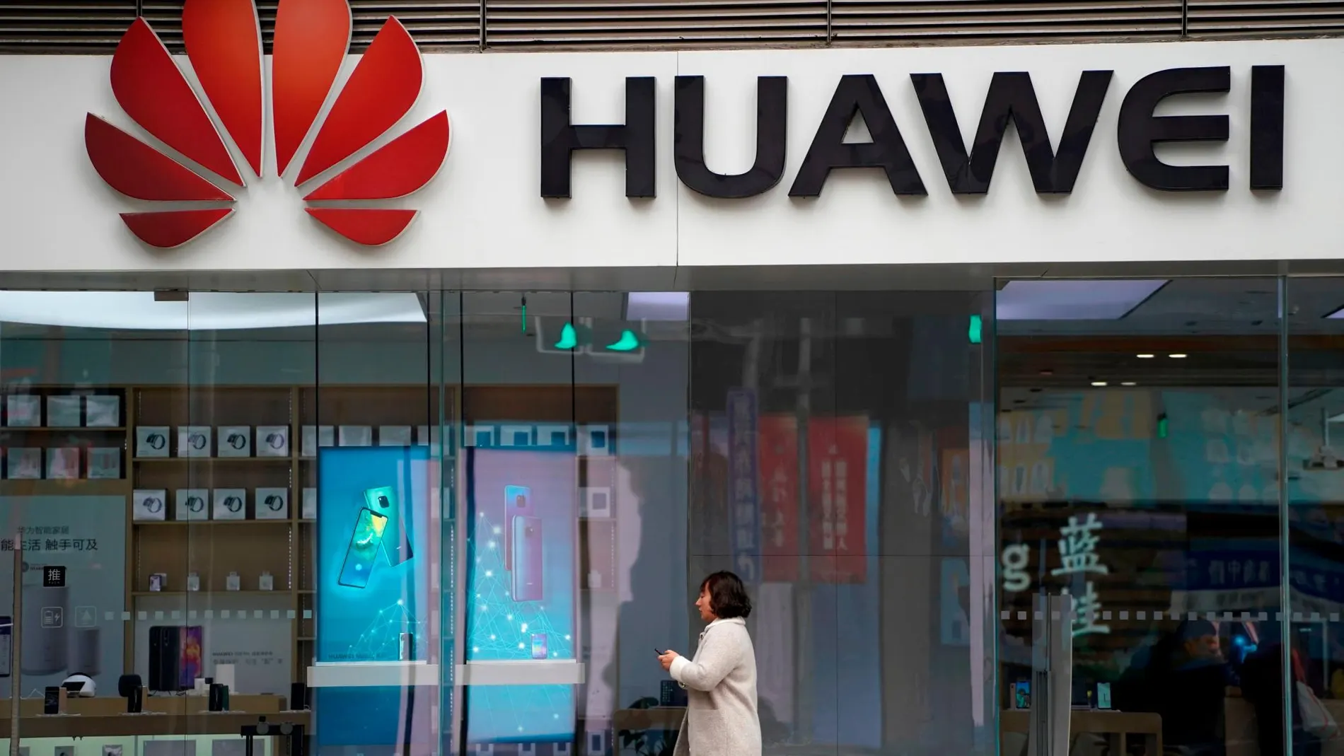 Una tienda de móviles Huawei en Shangai, en una imagen tomada el pasado mes de diciembre / Reuters