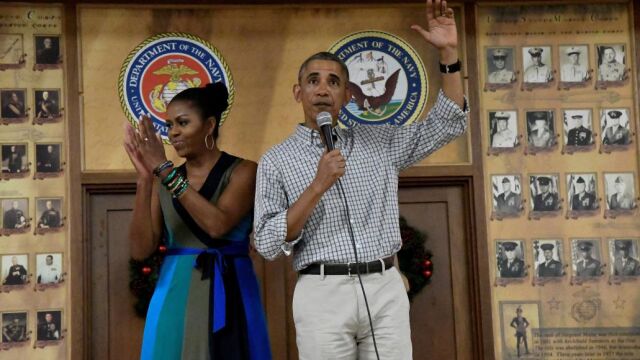 Barack Obama y su mujer visitan a las tropas de la base de la Marina en Hawai