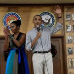 Barack Obama y su mujer visitan a las tropas de la base de la Marina en Hawai