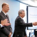 De izq. a dcha., Ignacio Garralda, Juan Carlos Izpisúa y Rafael Matesanz entregan una de las ayudas
