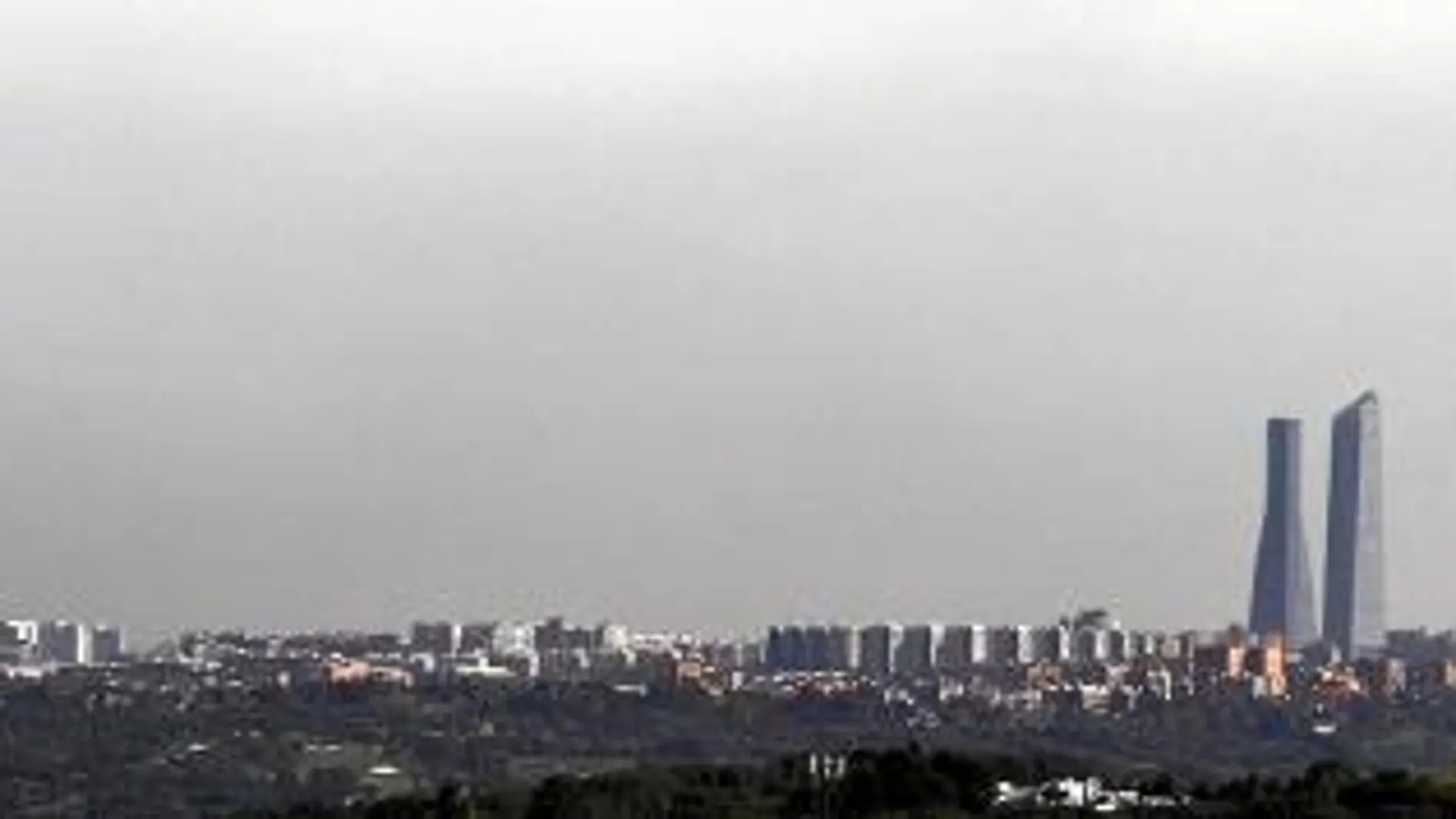 Desde la A-6 ayer se podía ver la boina de contaminación sobre el skyline de Madrid