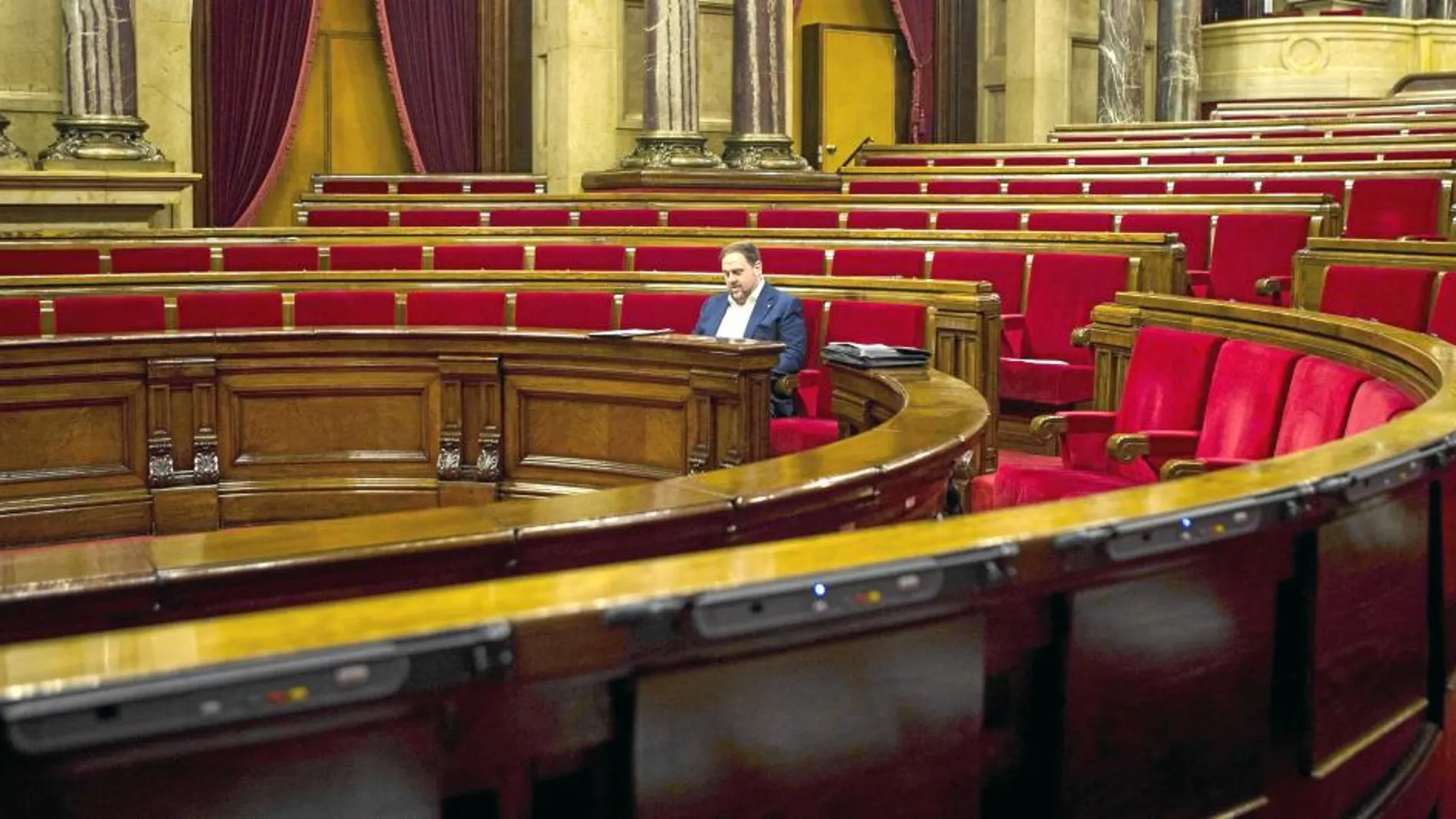 Junqueras, en la imagen sentado en su escaño en el Parlament, no podrá asistir a la sesión de constitución de la Cámara ni al posterior Pleno de Investidura como había pedido al Tribunal Supremo