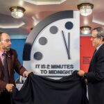 Lawrence Krauss (i), director del proyecto Origins de la Universidad de Arizona, y Robert Rosner, profesor en la Universidad de Chicago, tras ajustar 30 segundos el "Reloj del Juicio Final" en 2018