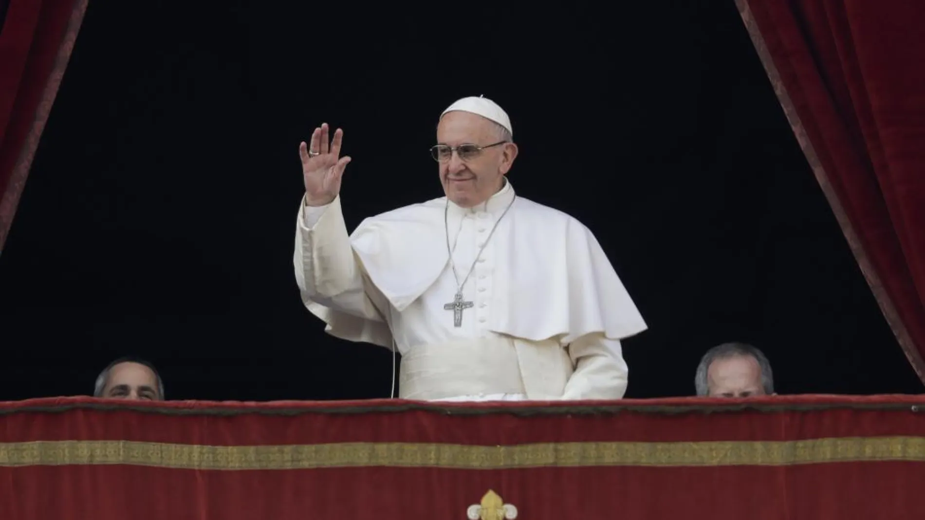 El Papa Francisco durante el mensaje de Navidad que pronunció en el balcón de la Logia central de la basílica de San Pedro.