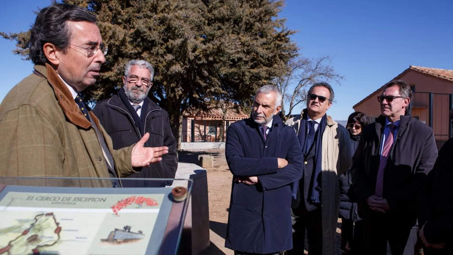 Amalio de Marichalar se dirige a los tres embajadores en Numancia, en presencia de Elías Teres, director del yacimiento