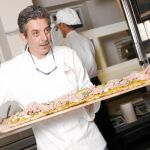 Jesús Marquina, cinco veces campeón del mundo de pizza, muestra una de sus obras de arte