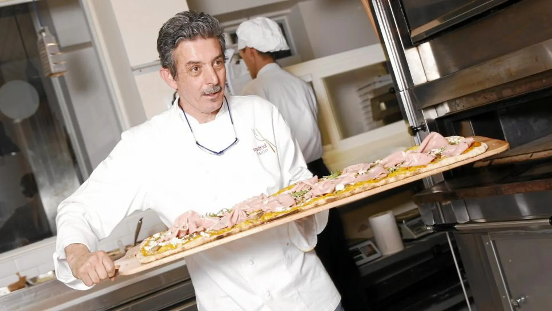 Jesús Marquina, cinco veces campeón del mundo de pizza, muestra una de sus obras de arte